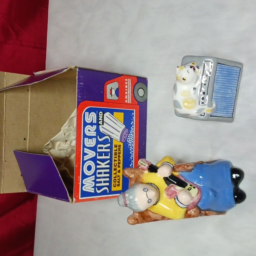 Vgt collectible salt & pepper shakers